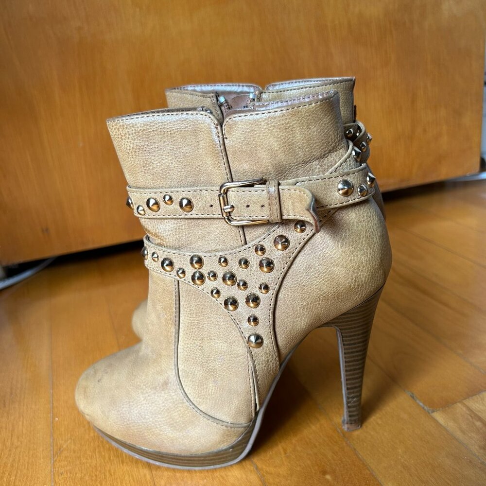 Beige heeled ankle boots – great condition